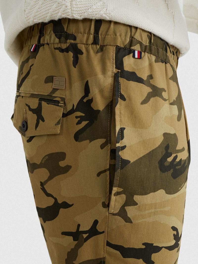 Green Men's Tommy Hilfiger Tapered fit camo Pants | AU_M31342