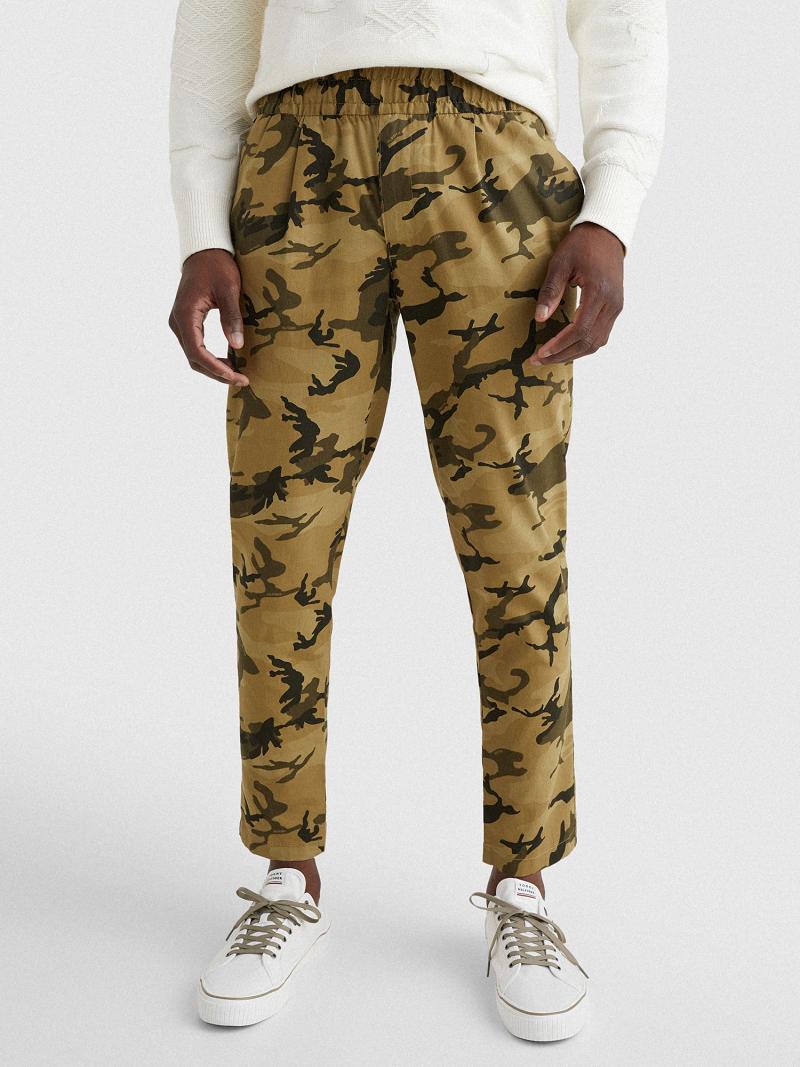 Green Men\'s Tommy Hilfiger Tapered fit camo Pants | AU_M31342